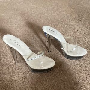 Clear and silver heels 👠
